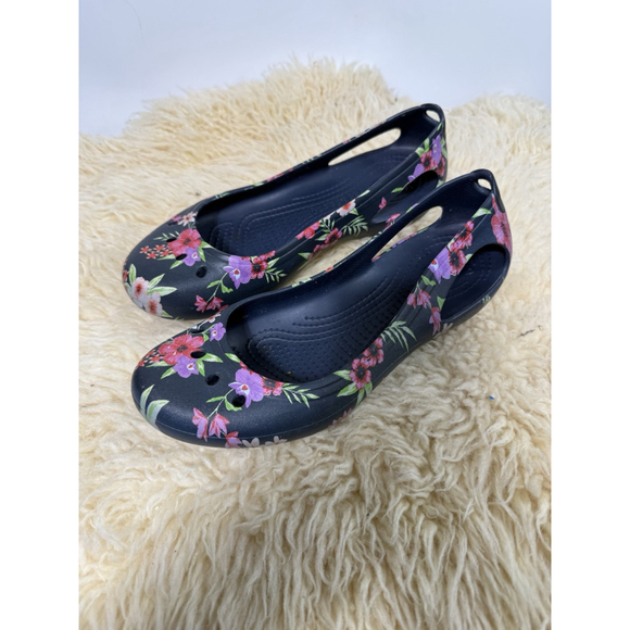 Crocs Botanical Floral Design Women’s Size 8 Navy Blue Comfy Shoes Slip On Flats - Picture 4 of 9
